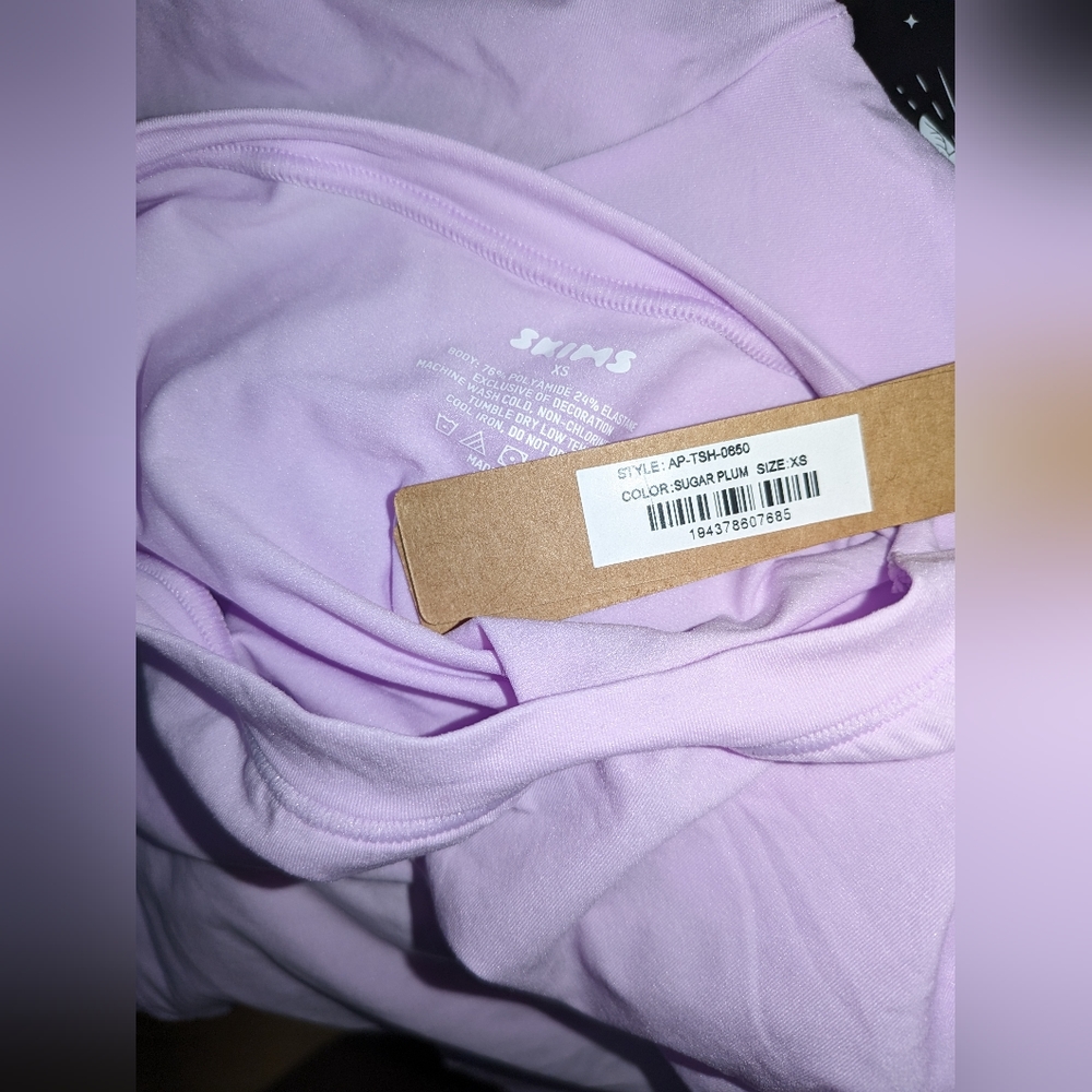 NWT SKIMS FITS EVERYBODY LONG SLEEVE TSHIRT IN SUGAR PLUM - Picture 2 of 4